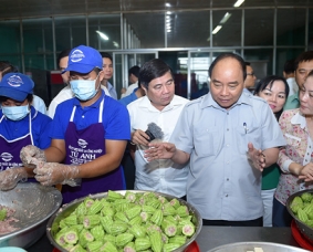 THỦ TƯỚNG KIỂM TRA SUẤT ĂN CÔNG NGHIỆP, QUÁN PHỞ