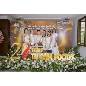 Chụp hình kỷ niệm 24 năm thành lập với Ban Lãnh Đạo Công ty Tú Anh