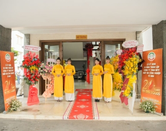 Đón khách tại Lễ kỷ niệm 24 năm thành lập Công ty TNHH MTV Suất Ăn Công Nghiệp Tú Anh