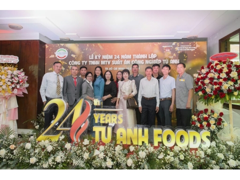 Chụp hình kỷ niệm 24 năm thành lập với Ban Lãnh Đạo Công ty Tú Anh