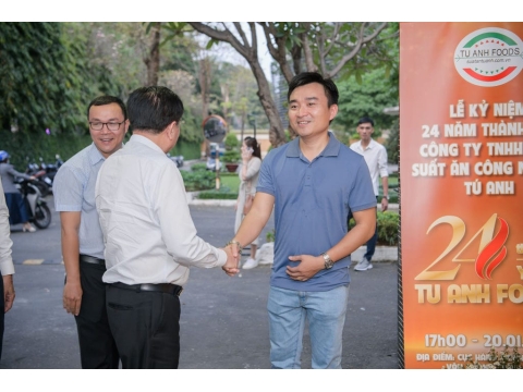Đón khách tại Lễ kỷ niệm 24 năm thành lập Công ty TNHH MTV Suất Ăn Công Nghiệp Tú Anh