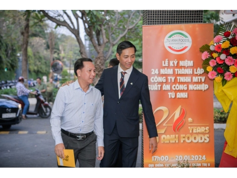 Đón khách tại Lễ kỷ niệm 24 năm thành lập Công ty TNHH MTV Suất Ăn Công Nghiệp Tú Anh