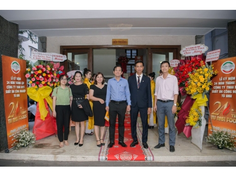 Đón khách tại Lễ kỷ niệm 24 năm thành lập Công ty TNHH MTV Suất Ăn Công Nghiệp Tú Anh
