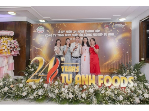 Chụp hình kỷ niệm 24 năm thành lập với Ban Lãnh Đạo Công ty Tú Anh