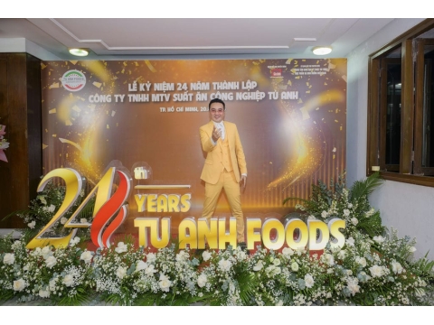 Chụp hình kỷ niệm 24 năm thành lập với Ban Lãnh Đạo Công ty Tú Anh