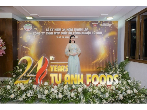 Chụp hình kỷ niệm 24 năm thành lập với Ban Lãnh Đạo Công ty Tú Anh