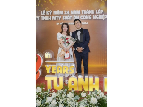 Chụp hình kỷ niệm 24 năm thành lập với Ban Lãnh Đạo Công ty Tú Anh