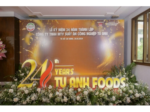 Chụp hình kỷ niệm 24 năm thành lập với Ban Lãnh Đạo Công ty Tú Anh