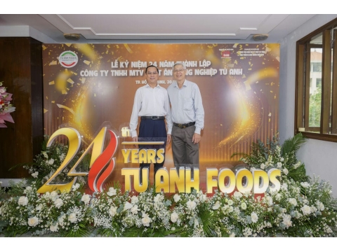 Chụp hình kỷ niệm 24 năm thành lập với Ban Lãnh Đạo Công ty Tú Anh