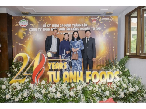 Chụp hình kỷ niệm 24 năm thành lập với Ban Lãnh Đạo Công ty Tú Anh