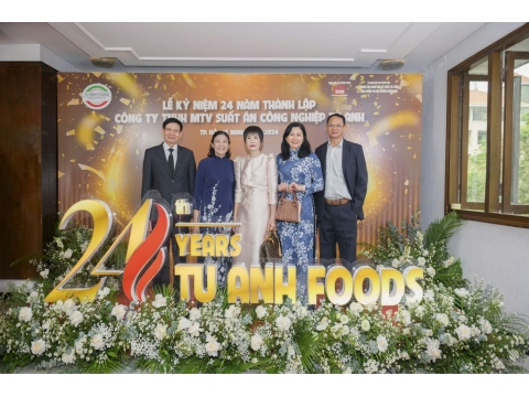 Chụp hình kỷ niệm 24 năm thành lập với Ban Lãnh Đạo Công ty Tú Anh