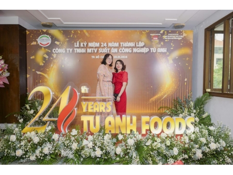 Chụp hình kỷ niệm 24 năm thành lập với Ban Lãnh Đạo Công ty Tú Anh