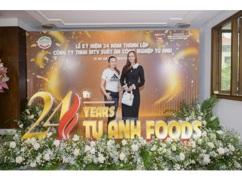 Chụp hình kỷ niệm 24 năm thành lập với Ban Lãnh Đạo Công ty Tú Anh