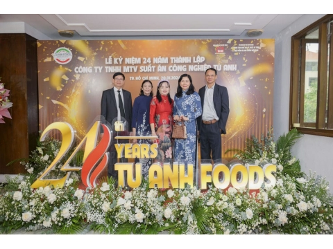 Chụp hình kỷ niệm 24 năm thành lập với Ban Lãnh Đạo Công ty Tú Anh