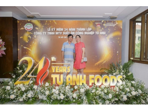 Chụp hình kỷ niệm 24 năm thành lập với Ban Lãnh Đạo Công ty Tú Anh