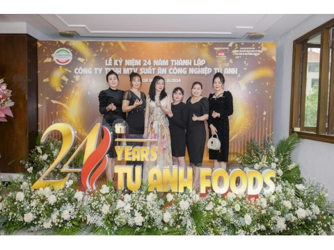 Chụp hình kỷ niệm 24 năm thành lập với Ban Lãnh Đạo Công ty Tú Anh