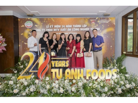 Chụp hình kỷ niệm 24 năm thành lập với Ban Lãnh Đạo Công ty Tú Anh