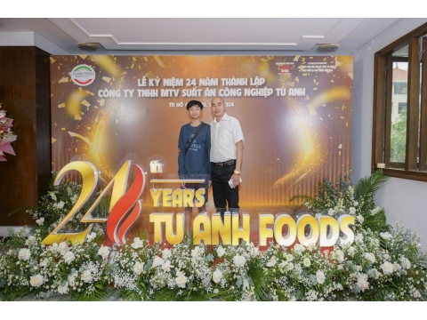 Chụp hình kỷ niệm 24 năm thành lập với Ban Lãnh Đạo Công ty Tú Anh