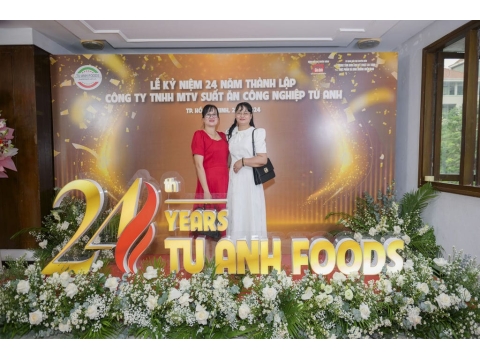Chụp hình kỷ niệm 24 năm thành lập với Ban Lãnh Đạo Công ty Tú Anh